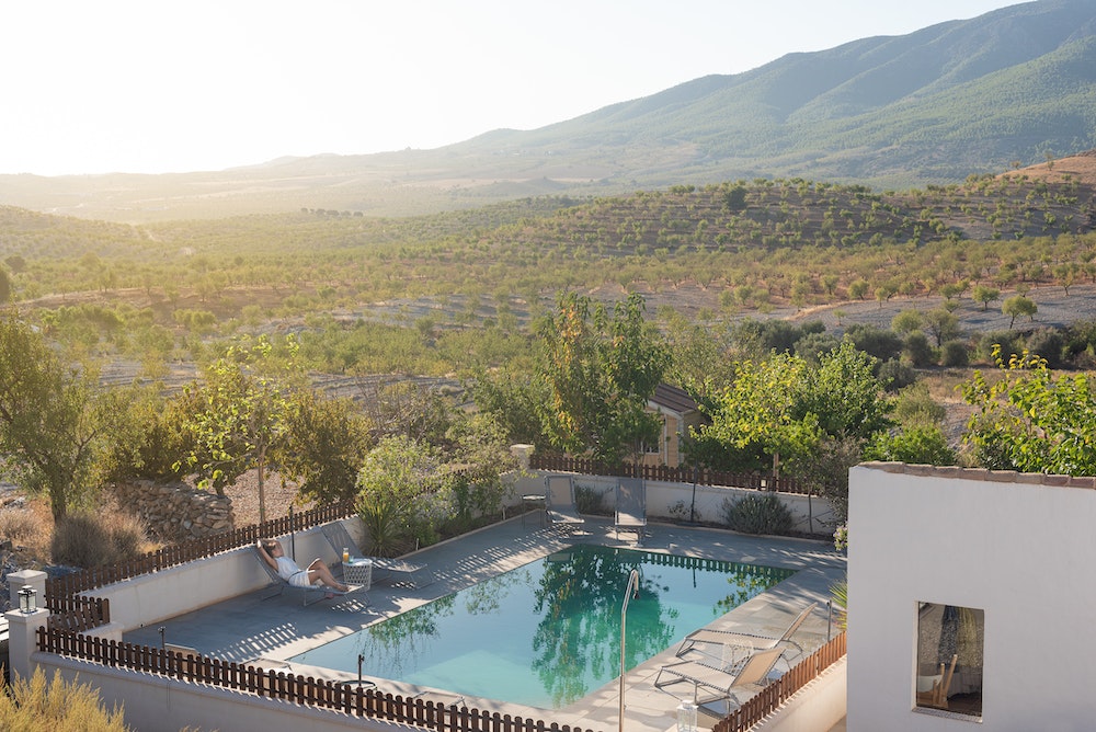 Abri de piscine : un investissement essentiel pour votre confort et votre sécurité